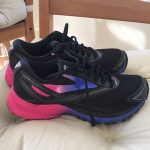 Black Brooks Launch 4 - BARELY WORN!